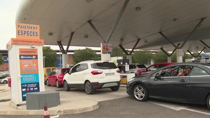 Pénurie de carburant : la grève reconduite chez Total (FRANCEINFO)