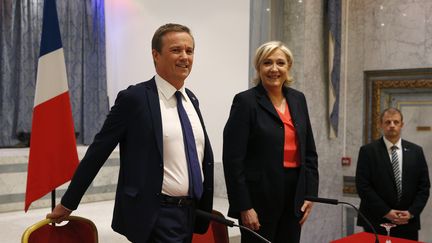 Nicolas Dupont-Aignan et Marine Le Pen, samedi 29 avril 2017 à Paris, lors de leur déclaration commune sur un accord de gouvernement entre Debout la France et le FN.&nbsp; (GEOFFROY VAN DER HASSELT / AFP)