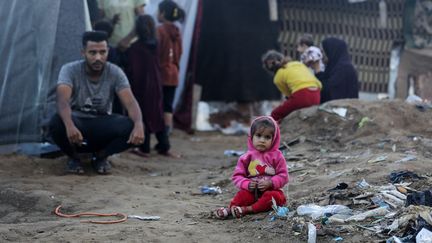 Des Palestiniens déplacés par la guerre se trouvent dans un camp à l'hôpital Shuhada al-Aqsa, à Deir el-Balah, dans la bande de Gaza, le 14 novembre 2023. (MAJDI FATHI / NURPHOTO / AFP)