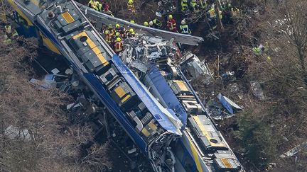 Des secouristes interviennent après un accident ferroviaire, le 9 février 2016, près de Bad Aibling (Allemagne). (PETER KNEFFEL / DPA / AFP)