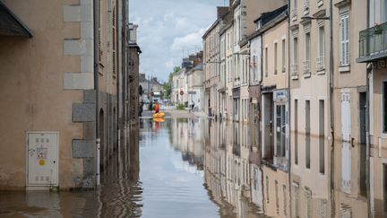 Une rue inondée à Craon, en Mayenne, le 20 juin 2024. (ESTELLE RUIZ / HANS LUCAS / AFP)