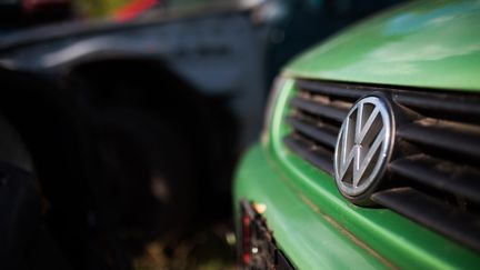 Une voiture&nbsp;Volkswagen &agrave; Garbsen, en Allemagne, le 29 septembre 2015. (PHILIPP VON DITFURTH / DPA / AFP)