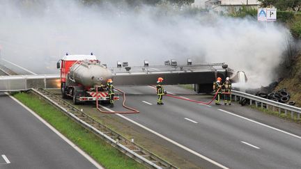 Le portique &eacute;cotaxe de Lanrodec (C&ocirc;tes d'Armor), incendi&eacute; le 3 novembre 2013. (MAXPPP)