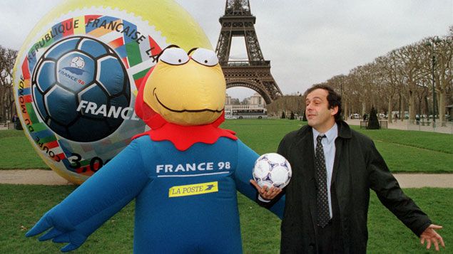 &nbsp; (Footix, au côté de Michel Platini, la mascotte de la Coupe du Monde 1998 © Reuters/Philippe Wojazer)