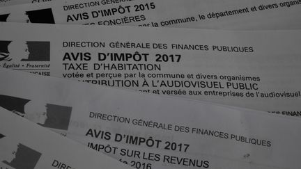 Des avis d'impôt sur les revenus et de taxe d'habitation en 2017.&nbsp; (DAMIEN MEYER / AFP)