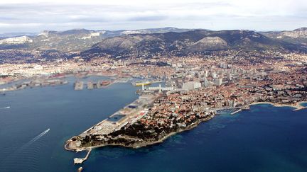 Vue aérienne de Toulon.. A gauche, flouté, l'arsenal militaire. (PATRICK BLANCHARD / MAXPPP)