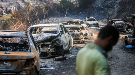 Des voitures calcinées sur une route dans la région du Chouf, au Liban, le 15 octobre 2019. (AFP)