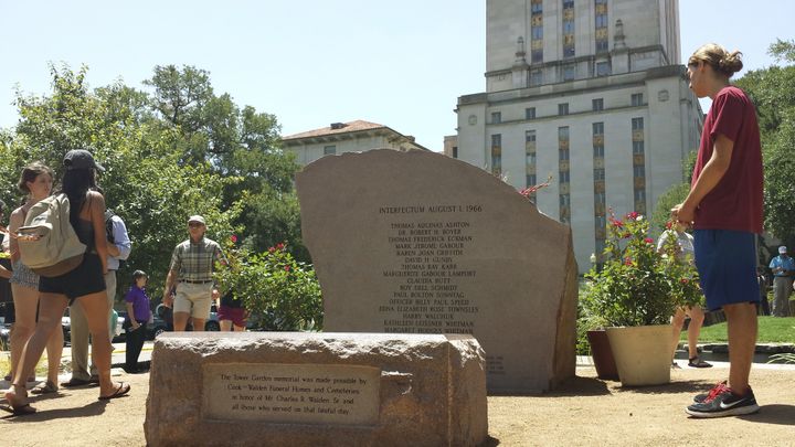 Des étudiants se recueillent devant la stèle installée en mémoire des victimes d'une fusillade en 1966, lundi 1er août 2016, sur le campus de l'université du Texas, quand un tireur avait pris place dans le tour de l'horloge (au second plan). (REUTERS)