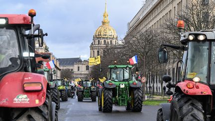 Une manifestation d'agriculteurs en colère à Paris, le 23 février 2024. (MIGUEL MEDINA / AFP)