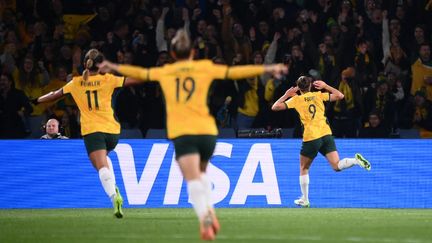 Les Australiennes célébrant l'ouverture du score de Caitlin Foord (à droite) face au Danemark en huitièmes de finale du Mondial à Sydney, le 7 août 2023. (FRANCK FIFE / AFP)