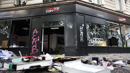 Un magasin boulevard Voltaire sur le parcours de la manifestation du 1er-Mai, à Paris, le 1 er mai 2023. (FRED DUGIT / MAXPPP)