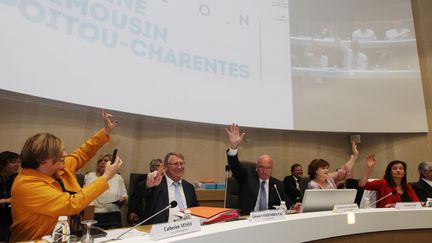 Les présidents et vice-présidents du Conseil régional votent le nouveau nom de la région à Bordeaux, le 27 juin 2016. (MAXPPP)