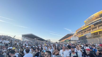 Le public envahit la piste Bugatti du circuit des 24 heures du Mans, après la fin du GP Explorer 2, remporté par Depielo. (THEO UHART / FRANCEINFO / RADIOFRANCE)