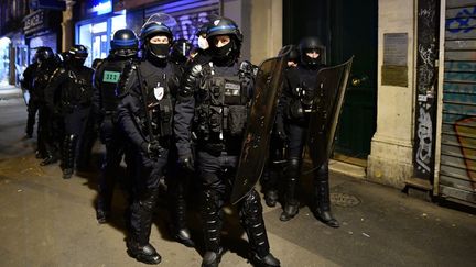 Des policiers lors d'une manifestation de "gilets jaunes" à Paris, le 17 octobre 2020.&nbsp; (JULIEN MATTIA / ANADOLU AGENCY / AFP)