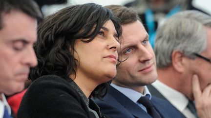 La ministre du Travail, Myriam El Khomri, et le ministre de l'Economie, Emmanuel Macron, le 22 février 2016 à Chalampé (Haut-Rhin). (SEBASTIEN BOZON / AFP)