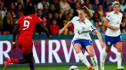 L'Haïtienne Sherly Jeudy au duel avec l'Anglaise Keira Walsh lors de la Coupe du monde, le 22 juillet 2023. (PATRICK HAMILTON / AFP)