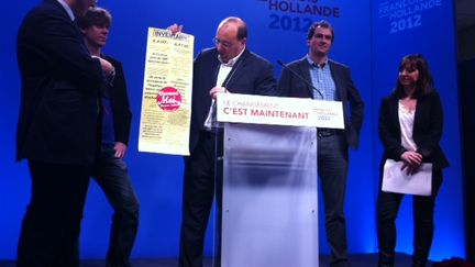 Julien Dray, avec Pierre Moscovici à gauche, présente une affiche de campagne (PM)