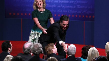 Ann Romney attrape son &eacute;poux Mitt &agrave; l'issue du 3&egrave;me d&eacute;bat pr&eacute;sidentiel &agrave; Boca Raton (Floride), le 22 octobre 2012. (JASON REED / REUTERS)