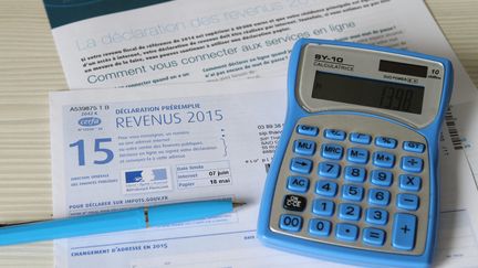 &nbsp; (En 2016, les contribuables paieront l'impôt sur les revenus de 2015. Avec le prélévement à la source, l'impôt sera perçu sur le revenu de l'année en cours © Maxppp Jean-François FREY)