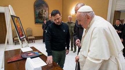 Le pape François reçoit le président ukrainien Volodymyr Zelensky, le 13 mai 2023, au Vatican. (HANDOUT / VATICAN MEDIA / AFP)