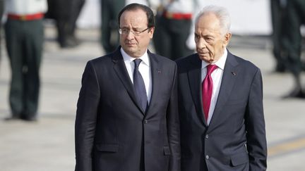 Fran&ccedil;ois Hollande et son homologue isra&eacute;lien Shimon Perez &agrave; l'a&eacute;roport Ben Gourion de Tel-Aviv (Isra&euml;l), le 17 novembre 2013. (MARCO LONGARI / AFP)