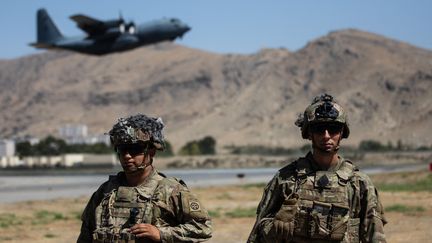 Des soldats américains du 18e corps aéroporté montent la garde à l'aéroport international de Kaboul (Afghanistan), le 27 août 2021. (EYEPRESS NEWS / AFP)