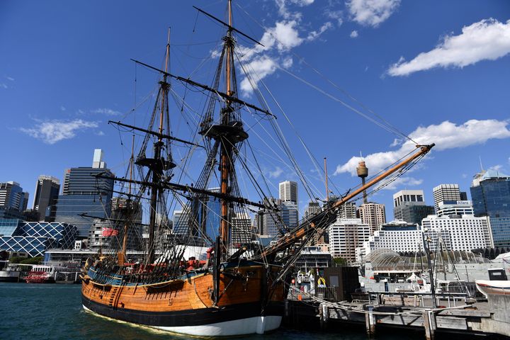 Une réplique du navire "Endeavour" du capitaine James Cook présentée au musée national de la marine de Sydney, Australie, en septembre 2018 (SAEED KHAN / AFP)