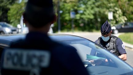 Un contrôle de police le 20 mai 2020 à Saint-Etienne. (R?MY PERRIN / MAXPPP)