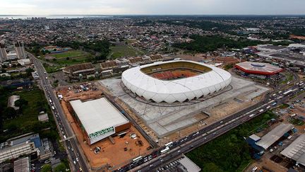 Le stade considéré comme achevé n’est en fait finalisé qu'à 97%.  Il a été inauguré lors d’un match de la Copa Verde, une compétition entre des clubs de la région Nord du Brésil. Equipé de 42.000 places, il  accueillera quatre rencontres dont le très attendu Angleterre-Italie. Son coût : 202 millions d'euros. Trois ouvriers sont morts, ce qui porte à sept le nombre de tués sur les chantiers.
 (REUTERS / Bruno Kelly)