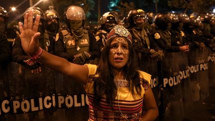 Une manifestante participe à la mobilisation contre la présidente du Pérou, Dina Boluarte, à Lima, le 4 février 2023. (KLEBHER VASQUEZ / ANADOLU AGENCY / AFP)