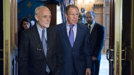 Le pr&eacute;sident du Comit&eacute; international de la Croix-Rouge (CICR), Jakob Kellenberger (&agrave; g.) et le ministre des Affaires &eacute;trang&egrave;res russe,&nbsp;Sergue&iuml;&nbsp;Lavrov (&agrave; d.), se sont rencontr&eacute;s le 19 mars 2012 &agrave; Moscou (Russie) pour parler de la Syrie. (NATALIA KOLESNIKOVA / AFP)