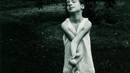 Emmet Gowin, né aux Etats-Unis en 1941, a commencé sa carrière en faisant des photos de sa famille avec une chambre grand format. Il a exploré les énigmes de la vie de tous les jours de façon si intense que ses images touchent à l’universel. En 1970, il a adopté une lentille circulaire qui crée d’étranges perspectives et rend le quotidien plus mystérieux. L’exposition présente ces photos de famille et aussi des photos aériennes qu’il a réalisées dans plusieurs pays, ainsi que des portraits récents et inédits de sa femme Edith, axe iconographie que son œuvre. Ici, "Nancy, Danville, Virginia, 1969"
 (Emmet Gowin, Courtesy Pace Gallery  / MacGill, New York)