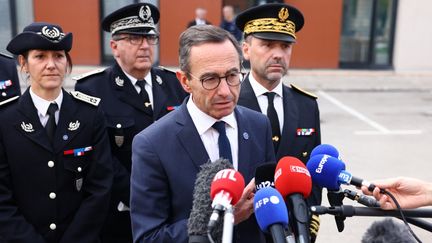 Le ministre de l'Intérieur, Bruno Retailleau, s'adresse à la presse à Marseille (Bouches-du-Rhône), le 8 novembre 2024. (CLEMENT MAHOUDEAU / AFP)