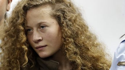 Ahed Tamimi, 16 ans, après son arrestation, le 28 décembre 2017, dans le village de Betunia, en Cisjordanie.&nbsp; (AHMAD GHARABLI / AFP)