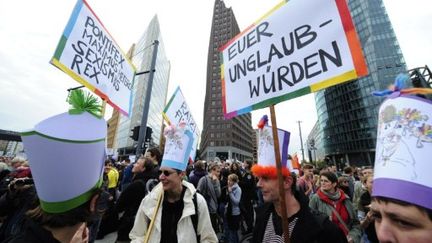 Manifestation contre la visite du Pape Benoît XVI à Berlin le 22 Septembre 2011 à Berlin (AFP PHOTO / JOHN MACDOUGALL)