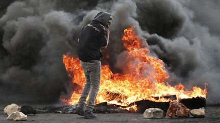 Un Palestinien lors de heurts avec l'arm&eacute;e isra&eacute;lienne &agrave; Beit El, dans la bande de Gaza, le 8 octobre 2015. (THOMAS COEX / AFP)