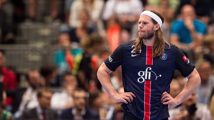 Le Danois Mikkel Hansen désabusé après la défaite en demi-finale de Ligue des champions face au KS Vive Kielce, le 28 mai 2016 à Cologne. (MARIUS BECKER / AFP)