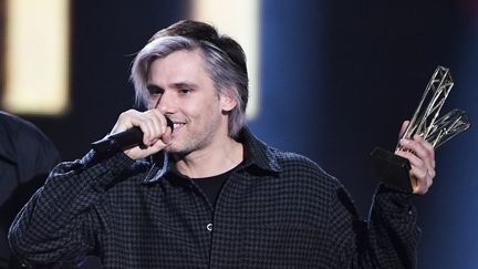 Le rappeur Orelsan reçoit la Victoire de la Chanson de l'année, le 11 février 2022 à La Seine musicale, à Boulogne-Billancourt (Hauts-de-Seine). (BERTRAND GUAY / AFP)