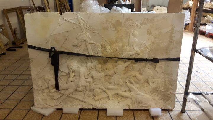 Ce plâtre du bas relief du "Radeau de la méduse" d'Antoine Etex venait d'être restauré quand les inondations sont survenues. (Anne Chépeau - franceinfo)