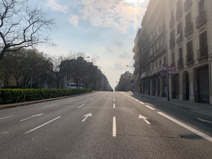 Même sur les grandes avenues du centre de Barcelone, aucun véhicule ne circule. Depuis cette semaine, seules quelques rares professions sont autorisées.&nbsp; (equinoxmagazine.fr)