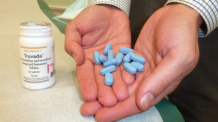 Le docteur Ray Martins pr&eacute;sente le Truvada, &agrave; Washington (Etats-Unis), le 15 mai 2014. (KERRY SHERIDAN / AFP)