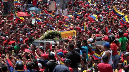 Des centaines de milliers de V&eacute;n&eacute;zu&eacute;liens ont accompagn&eacute; le cercueil du pr&eacute;sident Hugo Chavez &agrave; travers Caracas, mercredi 6 mars 2013. (AFP / PRENSA MIRAFLORES)