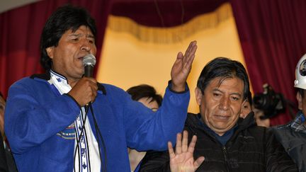 Tout juste r&eacute;&eacute;lu, le pr&eacute;sident bolivien&nbsp;Evo Morales s'adresse &agrave; ses partisans depuis le balcon du palais pr&eacute;sidentiel, dimanche 12 octobre &agrave; La Paz (Bolivie). (CRIS BOURONCLE / AFP)