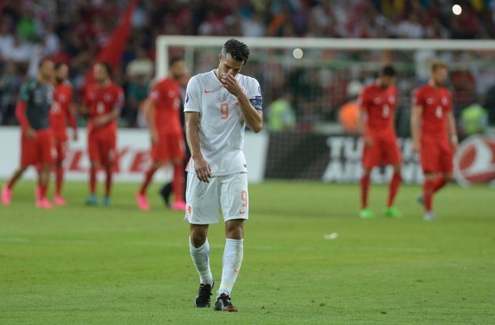 La déception de l'attaquant néerlandais Robin van Persie lors de la défaite de sa sélection contre la Turquie (0-3) à Konya, le 6 septembre 2015. (EVRIM AYDIN / ANADOLU AGENCY / AFP)