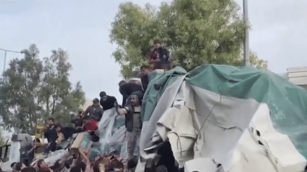 De nombreux camions défilent à Rafah chaque jour pour faire parvenir dans la bande de Gaza du matériel de premiers secours et des vivres. Une aide humanitaire bienvenue mais qui reste insuffisante. (franceinfo)