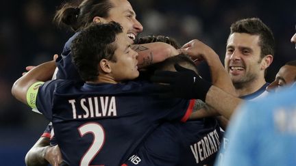 Les joueurs du PSG se f&eacute;licitent apr&egrave;s le but d'Edinson Cavani face &agrave; l'OM, le 2 mars 2014.&nbsp; ( PHILIPPE WOJAZER / REUTERS)