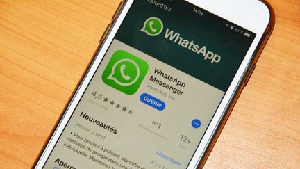 L'application WhatsApp sur un smartphone. (JEAN-CHRISTOPHE BOURDILLAT / RADIO FRANCE)