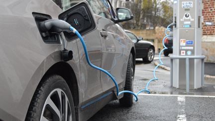 Une voiture électrique branchée à une borne de rechargement, en novembre 2015. (MAXPPP)