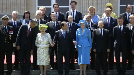 Tout sourire, Elizabeth II participe &agrave; la photo r&eacute;unissant les chefs d'Etat convi&eacute;s au comm&eacute;morations du D&eacute;barquement, au ch&acirc;teau de Benouville (Calvados), le 6 juin 2014. (REGIS DUVIGNAU / REUTERS)