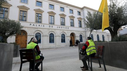 Deux "gilets jaunes" postés devant le TGI de Valence (Drôme), le 26 décembre 2018. (MAXPPP)